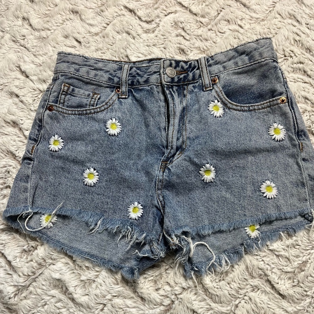 SONG High Rise Embroidered Denim Shorts Boho Summer Beach
Size 3/26